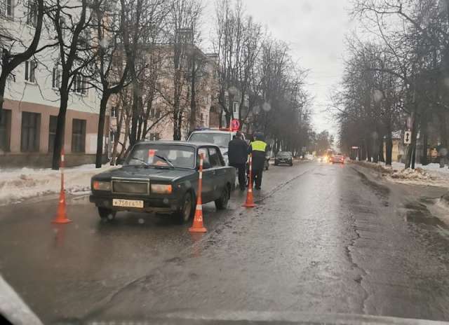На улице Мерецкова-Волосова в ДТП пострадала девушка-пешеход.