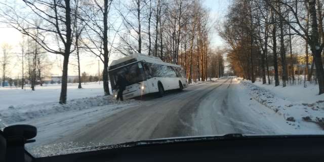 В Кречевицах автобус застрял в снежном отвале в кювете.