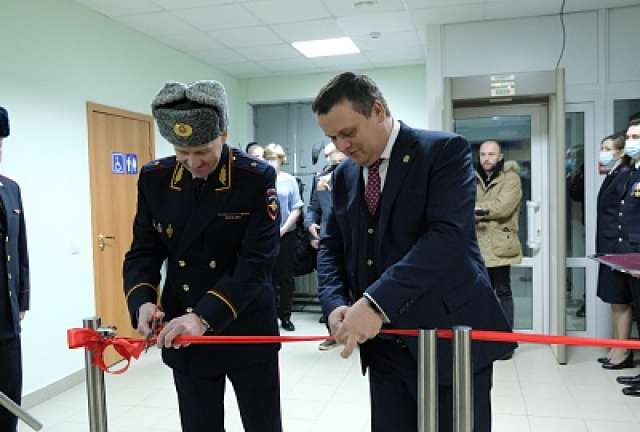 В открытии нового здания полиции приняли участие губернатор Андрей Никитин и начальник УМВД области генерал-майор полиции Андрей Коновалов.