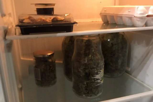 «Травка» была расфасована в стеклянные банки различного объёма, которые хранились в холодильнике вместе с продуктами.