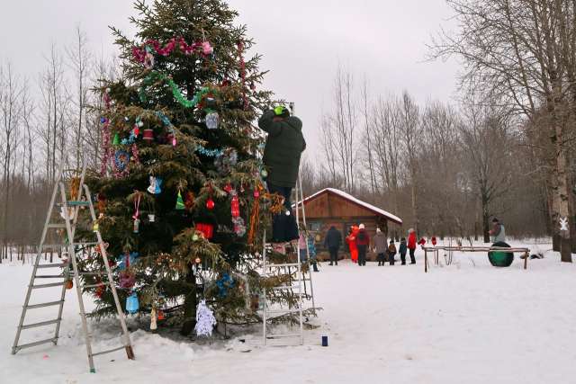 К условленному времени в парке собрались десятки семей с детьми и новогодними игрушками.