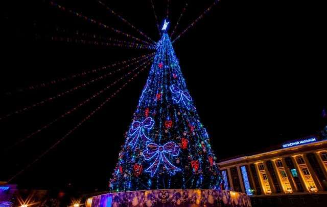 С 5 по 10 января новогоднее украшение главной площади Великого Новгорода дополнят рождественской символикой.