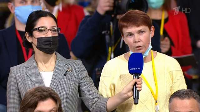 Корреспондентка «Новгородских ведомостей» Людмила Данилкина задала свои вопросы первой среди региональных журналистов.