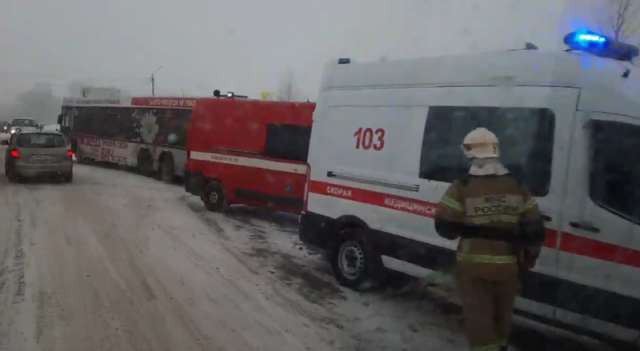 На улице Державина в Великом Новгороде столкнулись автобус и легковушка