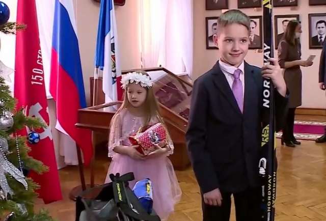 Андрей Никитин снял с ёлки шар с мечтой юного новгородца Андрея Торочкова.