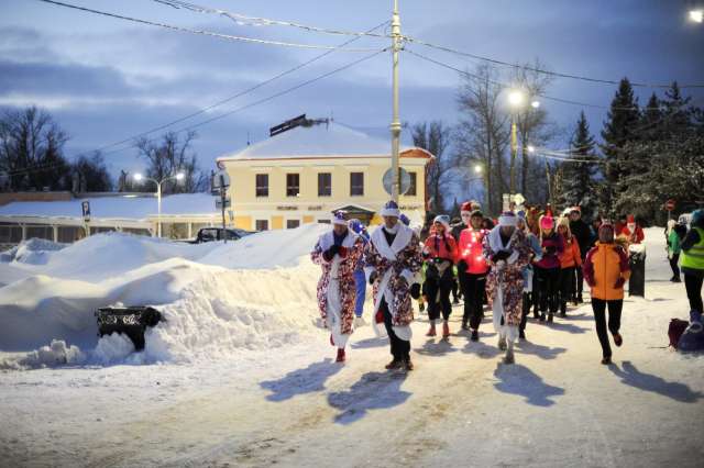 Бегуны стартуют в субботу, в 9:00, в центре Великого Новгорода, от монумента Победы.