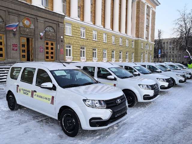 Ключи от новых автомобилей Lada Largus вручили директорам комплексных центров социального обслуживания Великого Новгорода и районов.