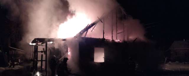 Вчера вечером, 31 декабря, в оперативную службу МЧС России поступило сообщение о пожаре в деревне Ермолино.
