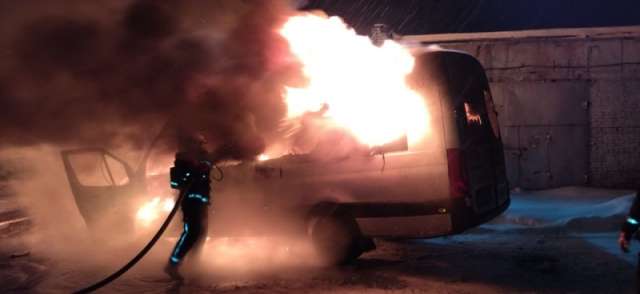 Огонь уничтожил машину полностью.