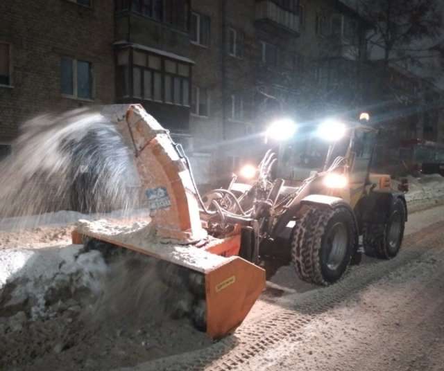 Зампред правительства области Евгений Богданов обратил внимание, что дорожные службы города не вывезли снег, который был собран во время очистки дорог.