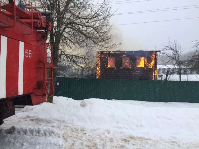 До прибытия пожарных местные жители вывели из горящего дома двух женщин.