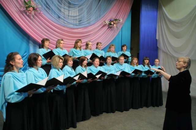 Академический женский хор был образован в 1993 году на базе православного общества Антония Римлянина.
