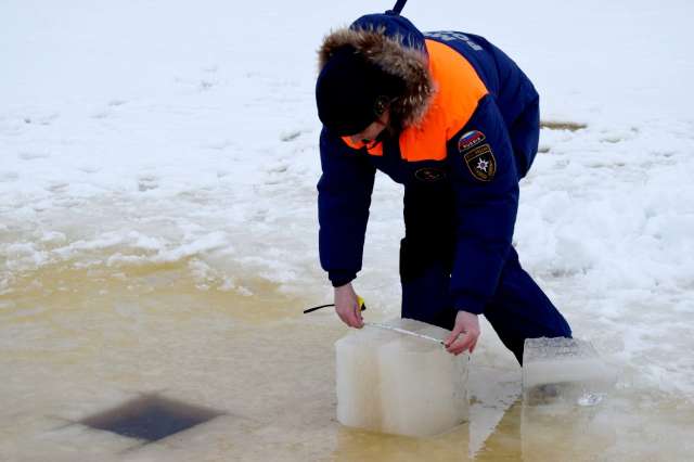 Специалисты не рекомендуют выходить на лёд пруда у ЖК 