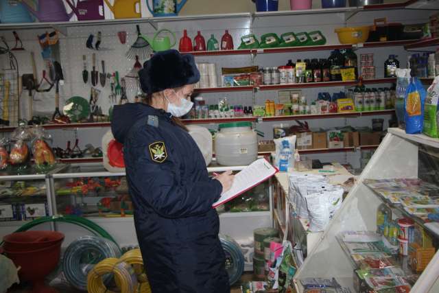Судебные приставы во второй раз арестовали имущество садоводческого магазина в Великом Новгороде