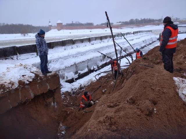Реконструкция участка набережной Александра Невского уже началась – работники «СМУ-57» приступили к демонтажу железобетонных конструкций.