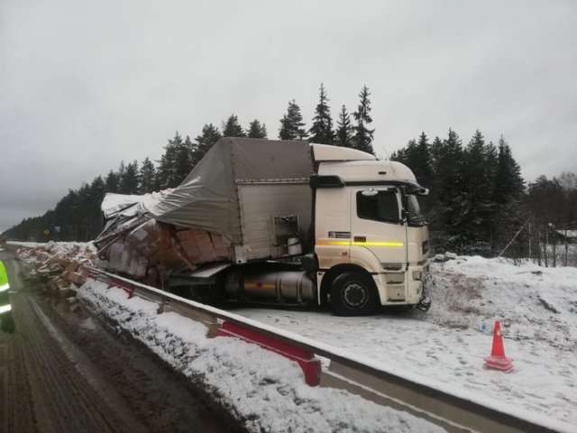 В ДТП никто не пострадал, грузовик получил повреждения.
