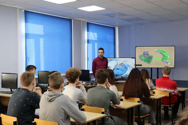 Об особенностях приёма в вуз в этом году школьникам рассказал ответственный секретарь приемной комиссии НовГУ Анатолий Пермяков