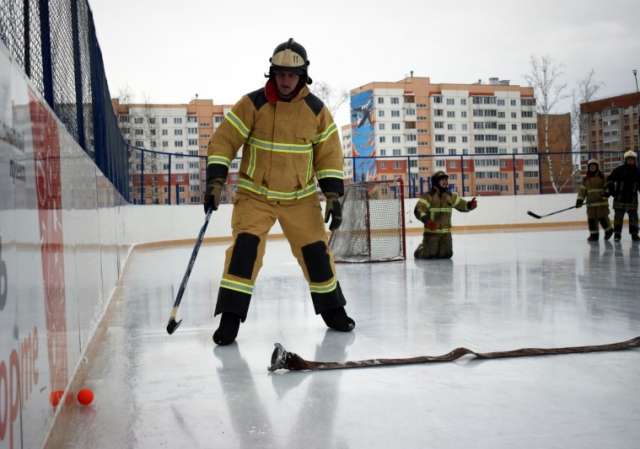 Новгородские пожарные провели хоккейный турнир на валенках
