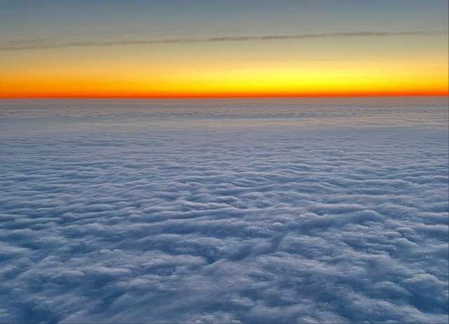 Фотофакт: новгородские воздухоплаватели встретили воскресный рассвет над облаками