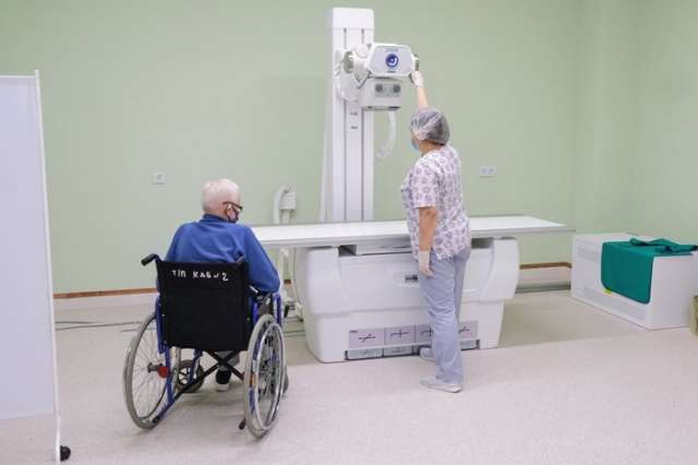 Теперь рентген-кабинет будет расположен на первом этаже: до этого пациентам с различными видами травм приходилось подниматься на четвертый этаж, чтобы сделать снимок.