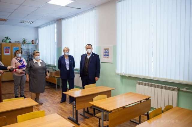 Перед заседанием правительства Андрей Никитин посетил среднюю школу №1 в Хвойной.