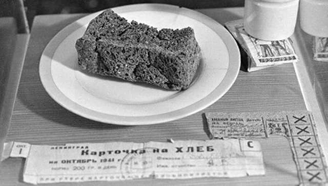 Символ всероссийской акции памяти «Блокадный хлеб» – кусочек хлеба весом в 125 граммов, который выдавали ленинградцам в самое трудное время блокады.