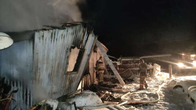 В Окуловском район баня сгорела, в Парфинском пожарным удалось спасти постройку.