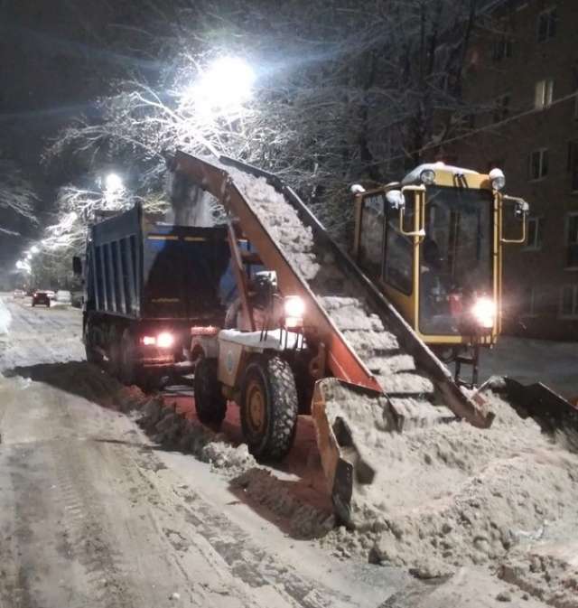 К расчистке второстепенных дорог и местных проездов от снега в Великом Новгороде приступят ночью 31 января.