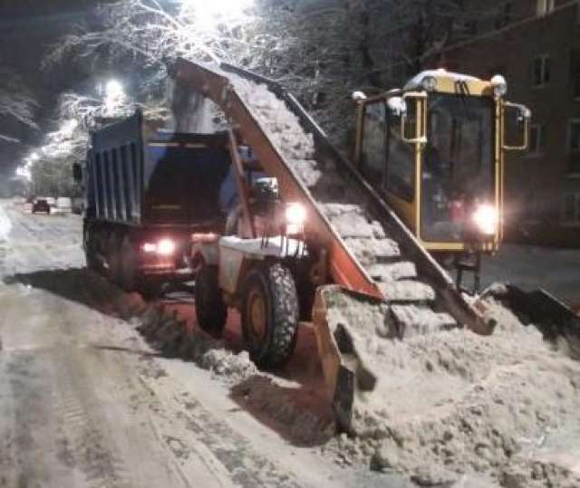 Городские власти заключают дополнительные договоры на вывоз снега с коммерческими организациями.