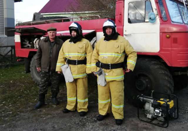 У добровольных пожарных есть обмундирование и ГАЗ-66 на 2 тонны воды.