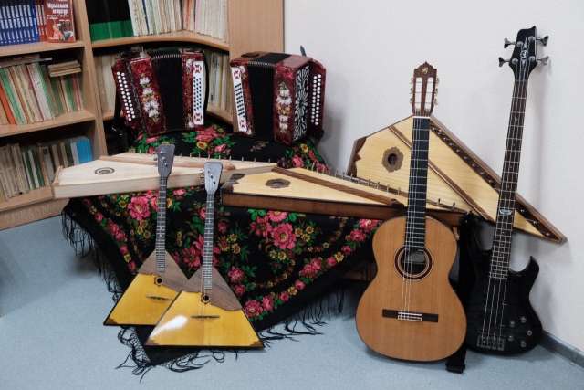 Шесть детских школ искусств и областной колледж искусств получили музыкальные инструменты.