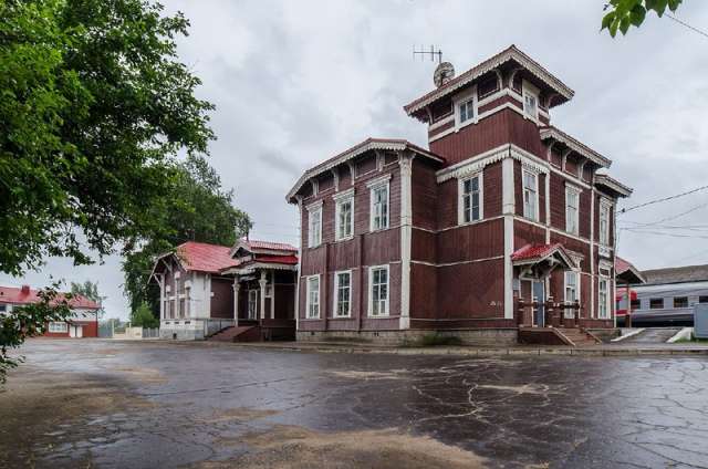 Железнодорожный вокзал в Боровичах был построен в 1876 году и является одним из самых старых в России.