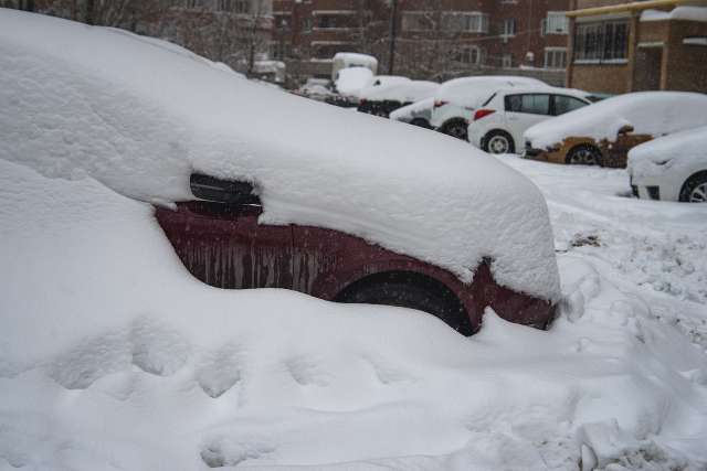 На улице Яковлева из-за схода снега с крыши автомобиль получил повреждения.
