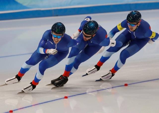 В финале российские конькобежцы уступили 2,38 секунды норвежцам.