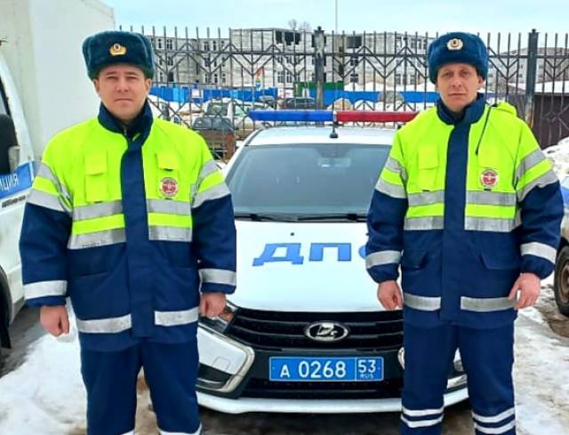 Лейтенант полиции Олег Чистов и прапорщик полиции Алексей Веселов вытолкнули машину на проезжую часть и пожелали автомобилистке безопасного пути.