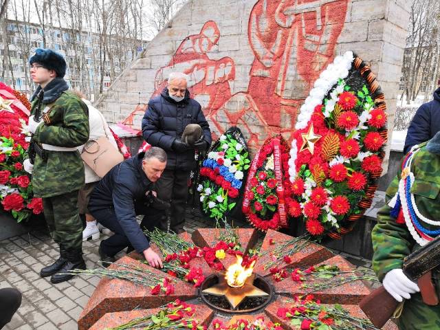 Глава Старорусского района Александр Розбаум принял участие в возложении цветов.