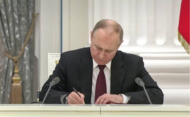 Владимир Путин подписал указы о признании ЛНР и ДНР.