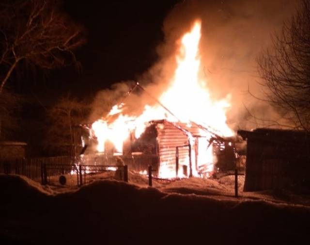 Пожар уничтожил дом полностью.