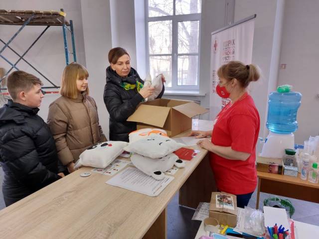 В Центр гуманитарной помощи Мария Белкова принесла игрушки, канцелярию, наборы для рисования.