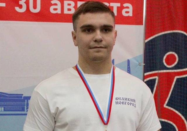 В весе 93 кг 20-летний Вячеслав Лучинин из спортшколы олимпийского резерва №1 набрал в сумме 715 кг.