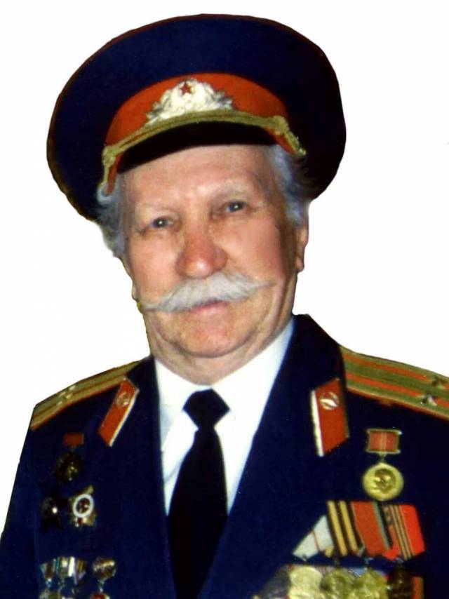 Иван Григорьевич – человек самой мирной профессии на земле – учитель – он добровольцем ушел на войну и героически сражался в Сталинграде