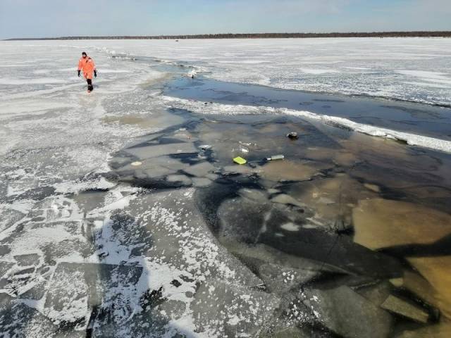 Водолазы Облводобъекта подняли из озера Синец в Парфинском районе тела двух мужчин