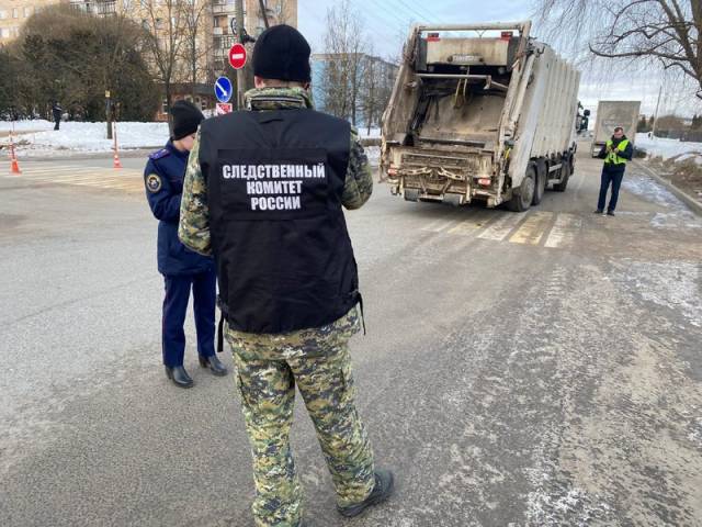 Утром 11 марта в Великом Новгороде на пересечении улиц Ломоносова и Попова водитель мусоровоза насмерть сбил 9-летнего мальчика.