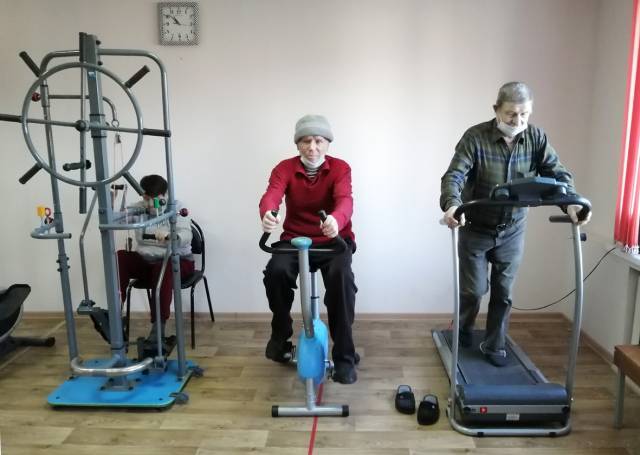 В новом отделении Боровичского КЦСО для пожилых совмещают досуг и реабилитационные программы.