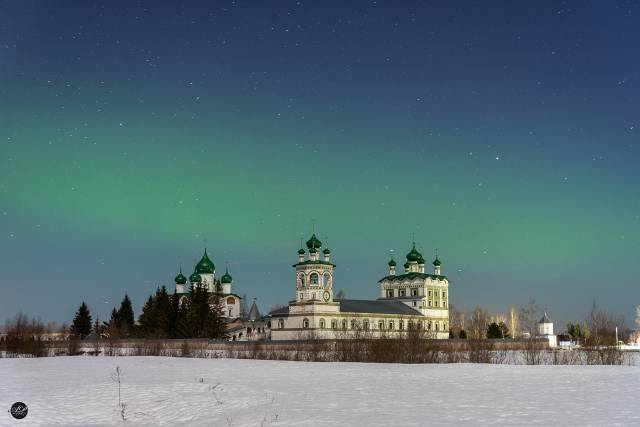 Северное сияние в небе над Николо-Вяжищским монастырём под Великим Новгородом.