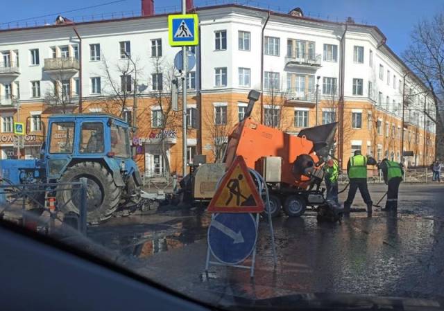 В понедельник, 14 марта, на пересечении улиц Большой Санкт-Петербургской и Козьмодемьянской с помощью рециклера «Горхоз» провёл мелкий дорожный ремонт.