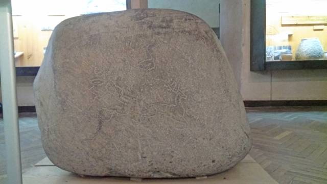 На площадке строительства новгородского химкомбината в 1970-х нашли камень с петроглифами