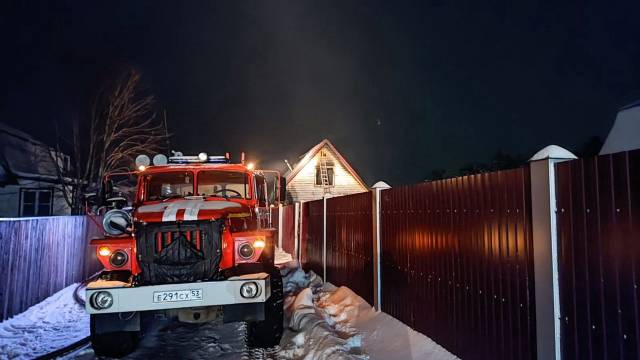 В тушении пожара были задействованы три автоцистерны от пожарно-спасательных частей, специализированной пожарно-спасательной части и служба пожаротушения.