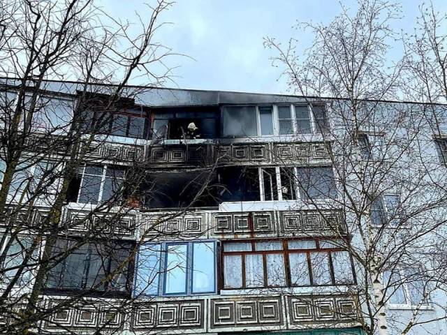 Огонь уничтожил имущество и отделку в комнате, повредил два балкона.