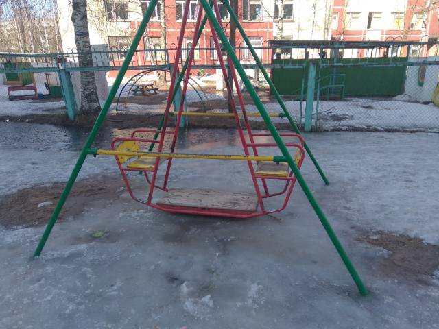 Два ребёнка получили различные травмы из-за ненадлежащей уборки игровой площадки на проспекте Корсунова.